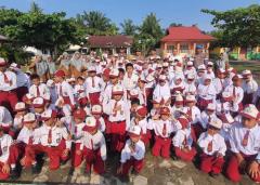 Mengharukan, Kapolsek Perhentian Raja Kapolda Riau Beri Sepatu Untuk Anak Kurang Mampu